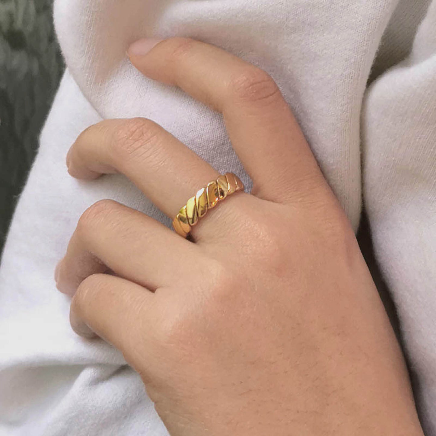 Doré Metal Work V Ring