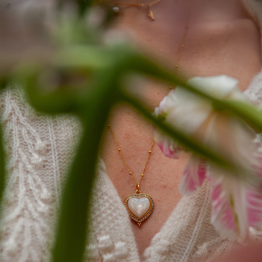 Althéria Pearly White heart Necklace
