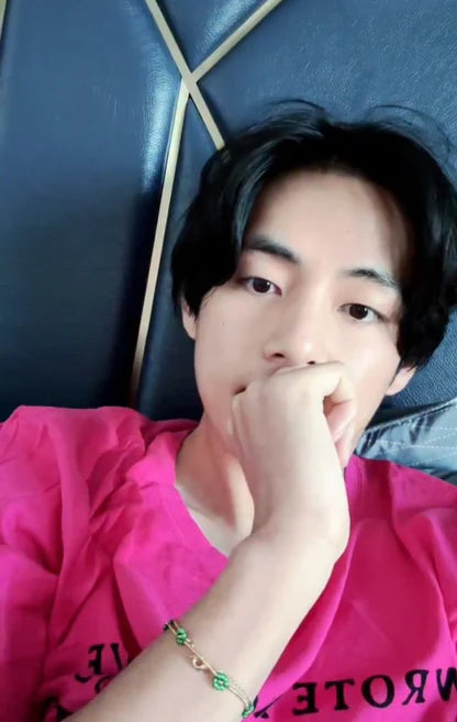 bts v wearing the green prairie bracelet from les cleias