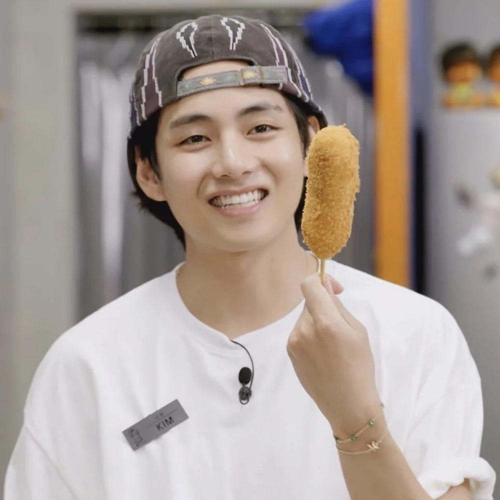 bts V wearing the les cleias green prairie bracelet