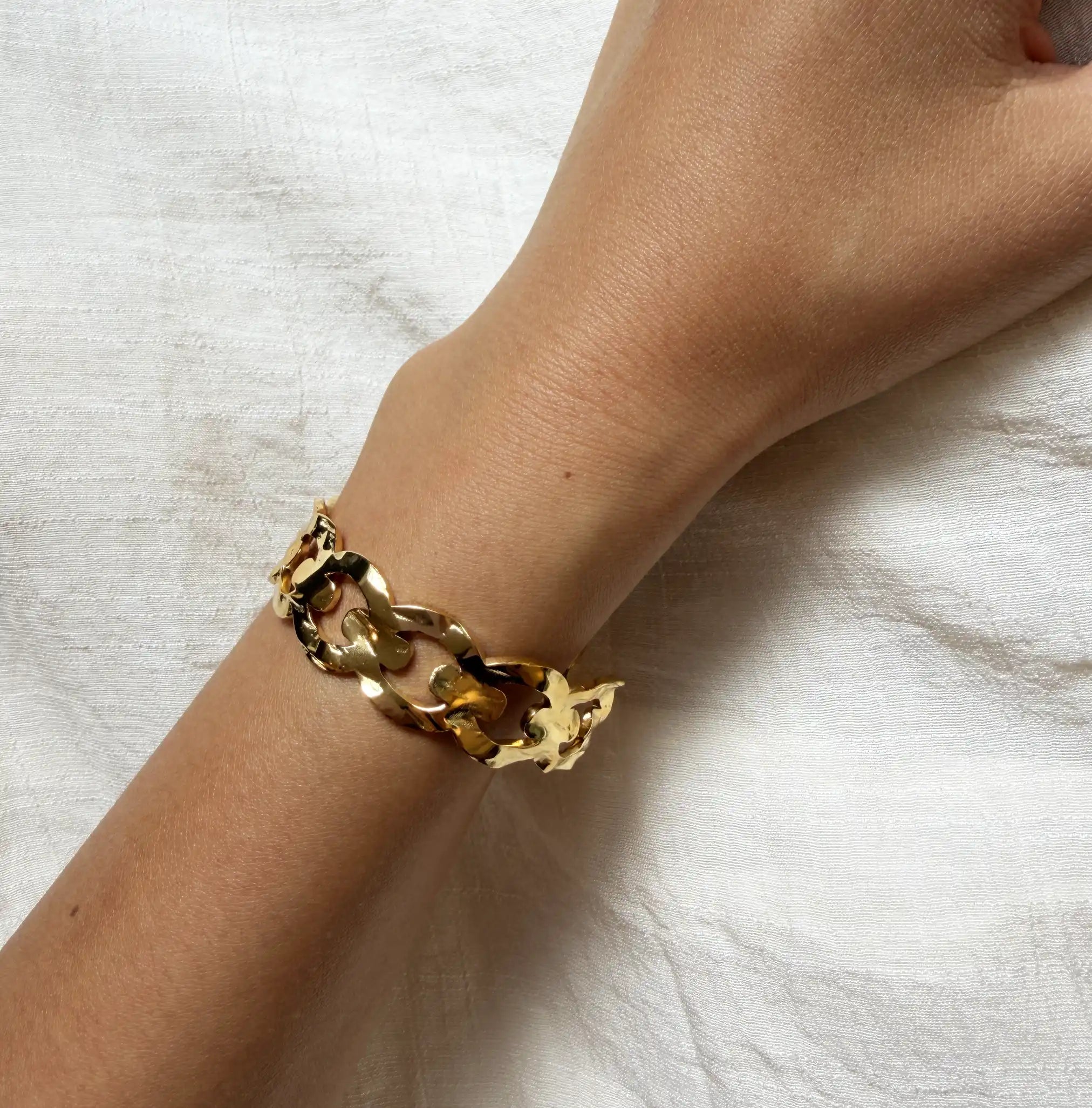 Eloria Interlace Links Bangle